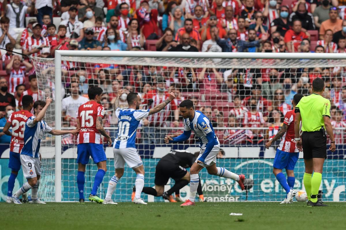 El Espanyol empató el juego en un tiro libre de Raúl de Tomás que se le escapó de las manos a Jan Oblak.