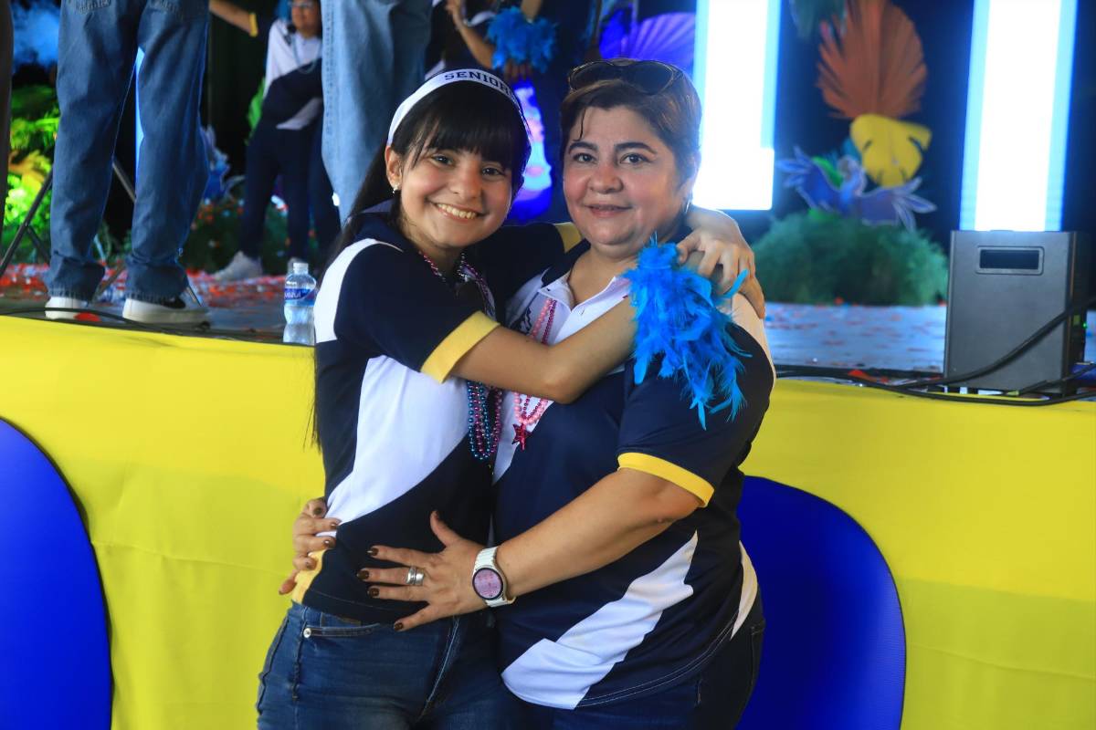 Seniors de la Western International festejan su entrada triunfal