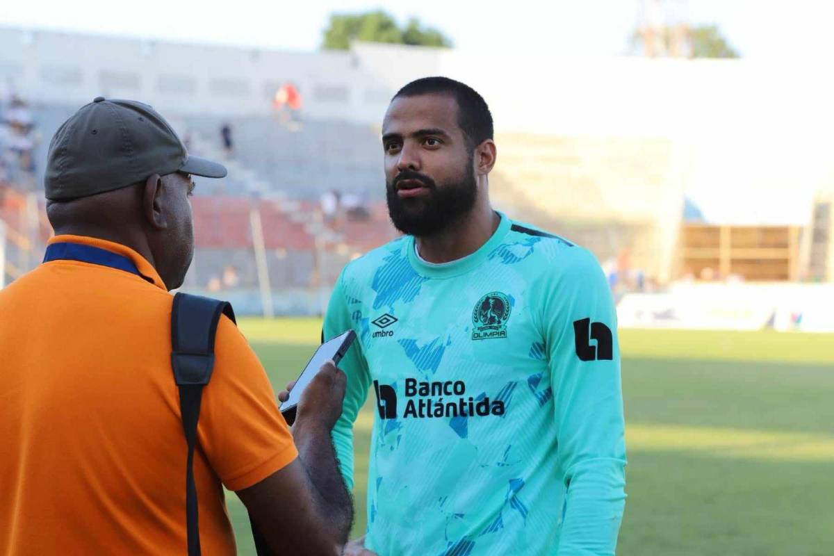 Edrick Menjívar junto a nuestro periodista de Grupo OPSA, José Luis Barralaga.