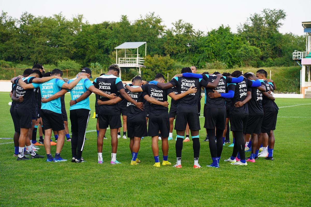 Jugadores y cuerpo técnico de la Selección de Honduras realizaron una oración antes del entrenamiento.