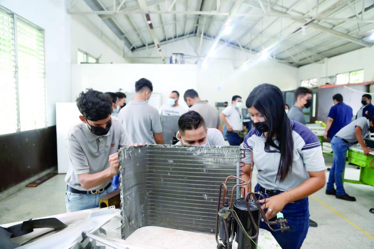 Las empresas dan oportunidad a los alumnos para las prácticas y un buen porcentaje se queda laborando.