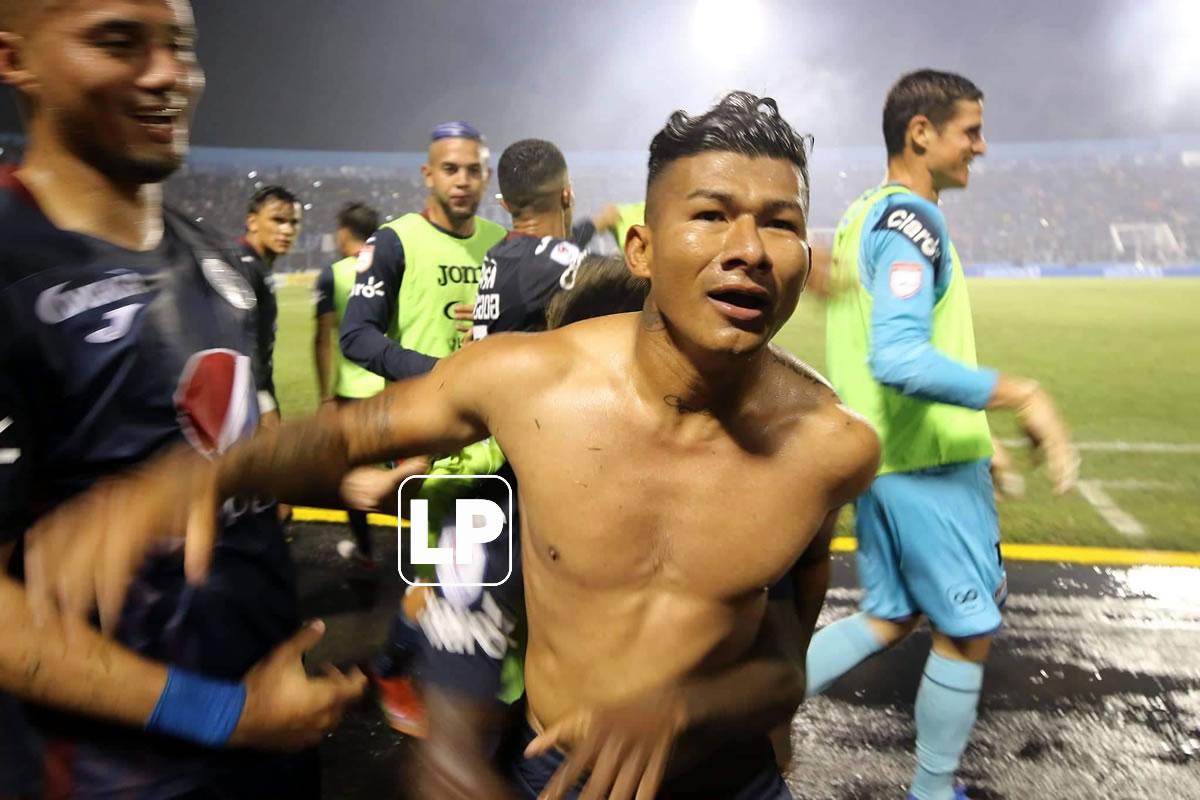 Iván ‘Chino‘ López se quitó la camiseta en el festejo de su gol y luego se fue expulsado.