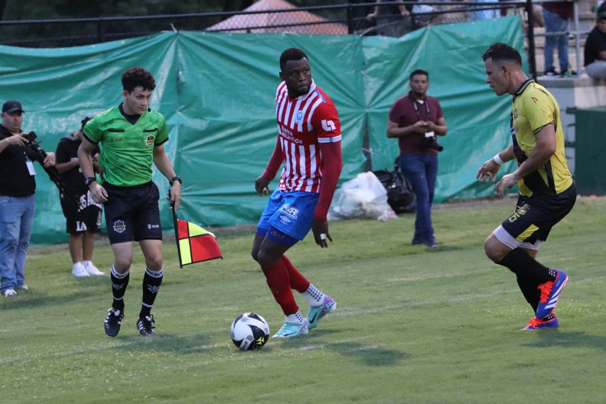 Yustin Arboleda fue el centro-delantero titular del Olimpia ante Génesis.