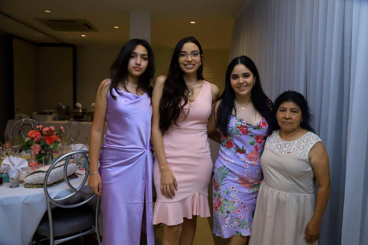 Agasajan a Ana Mendoza por fin de su soltería