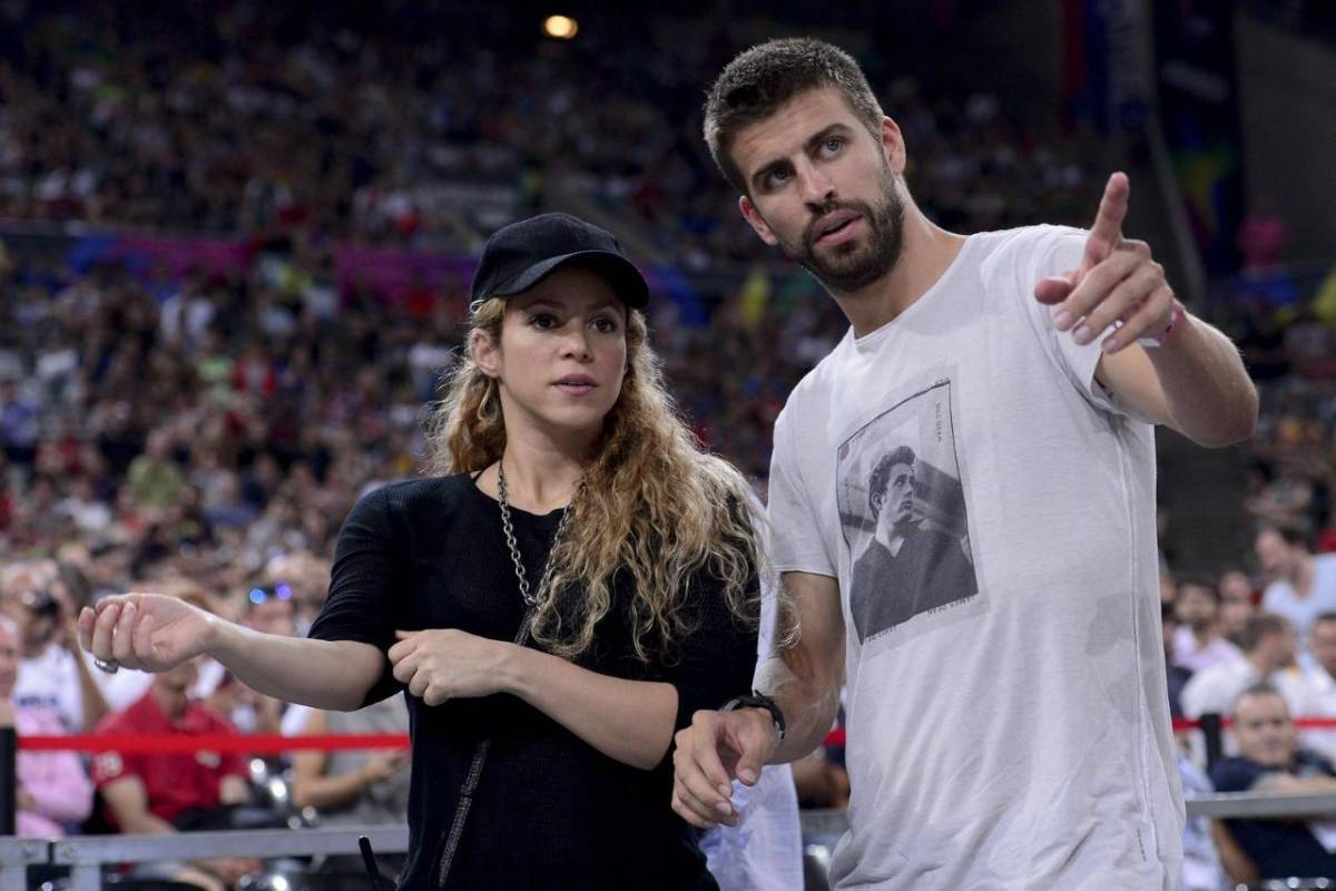 VIDEO: Fan de Shakira golpea un cartel de Gerard Piqué mientras suena “Rata de dos patas” al fondo