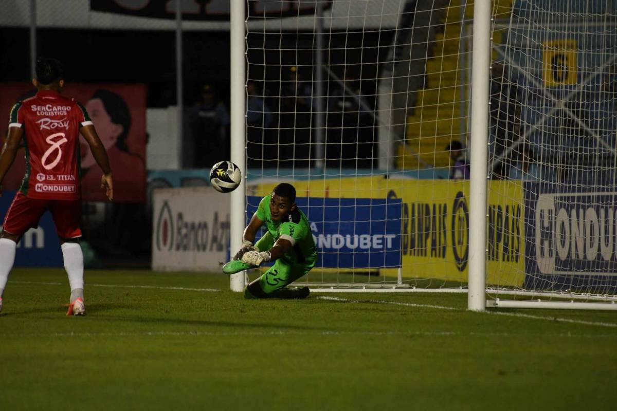 Luis Ortiz fue el héroe del Marathón con espectaculares atajadas .