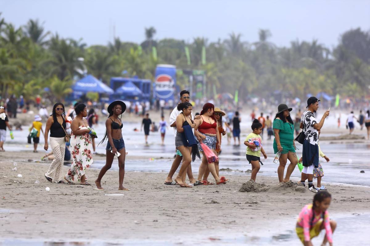 Veraneantes disfrutan de las playas de Tela bajo nubarrones grises