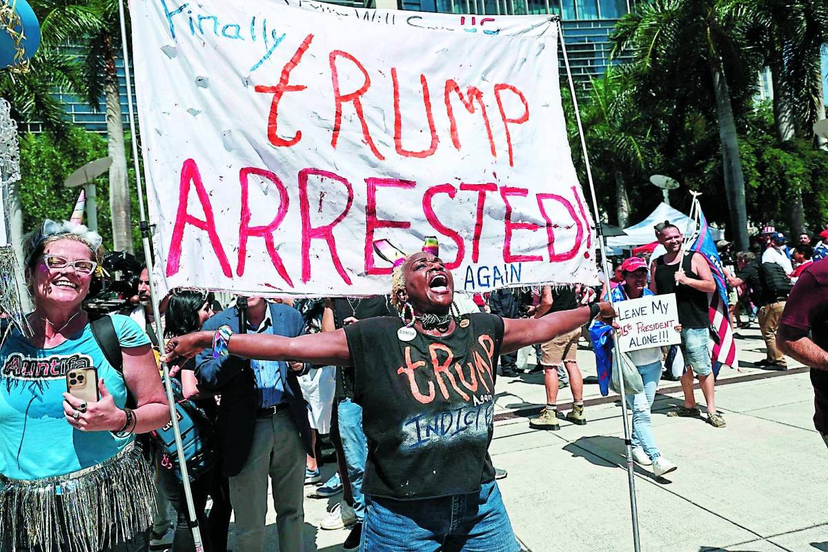 250,000 dólares de multa y sentencias de prisión de entre 5 y 20 años enfrenta Trump si es encontrado culpable de los 37 delitos en su contra.