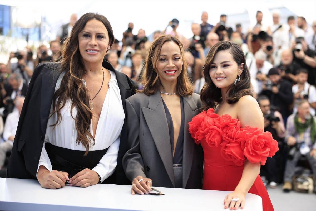 Karla Sofía Gascón, Zoe Saldaña y Selena Gómez en la proyección del filme Emilia Perez en el Festival de Cine de Cannes.