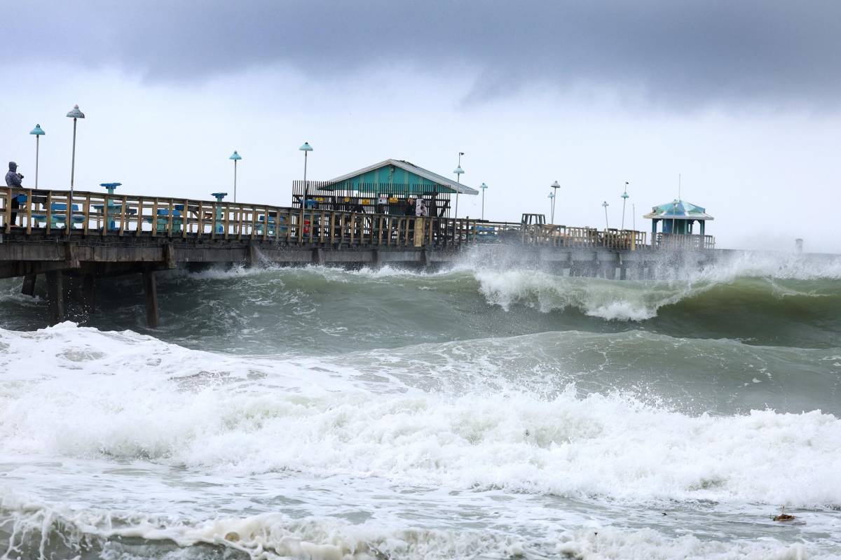 Florida espera a Nicole con órdenes de evacuación y apertura de refugios