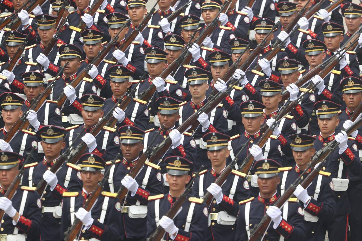 El Salvador conmemora su independencia con desfile de militares y estudiantes