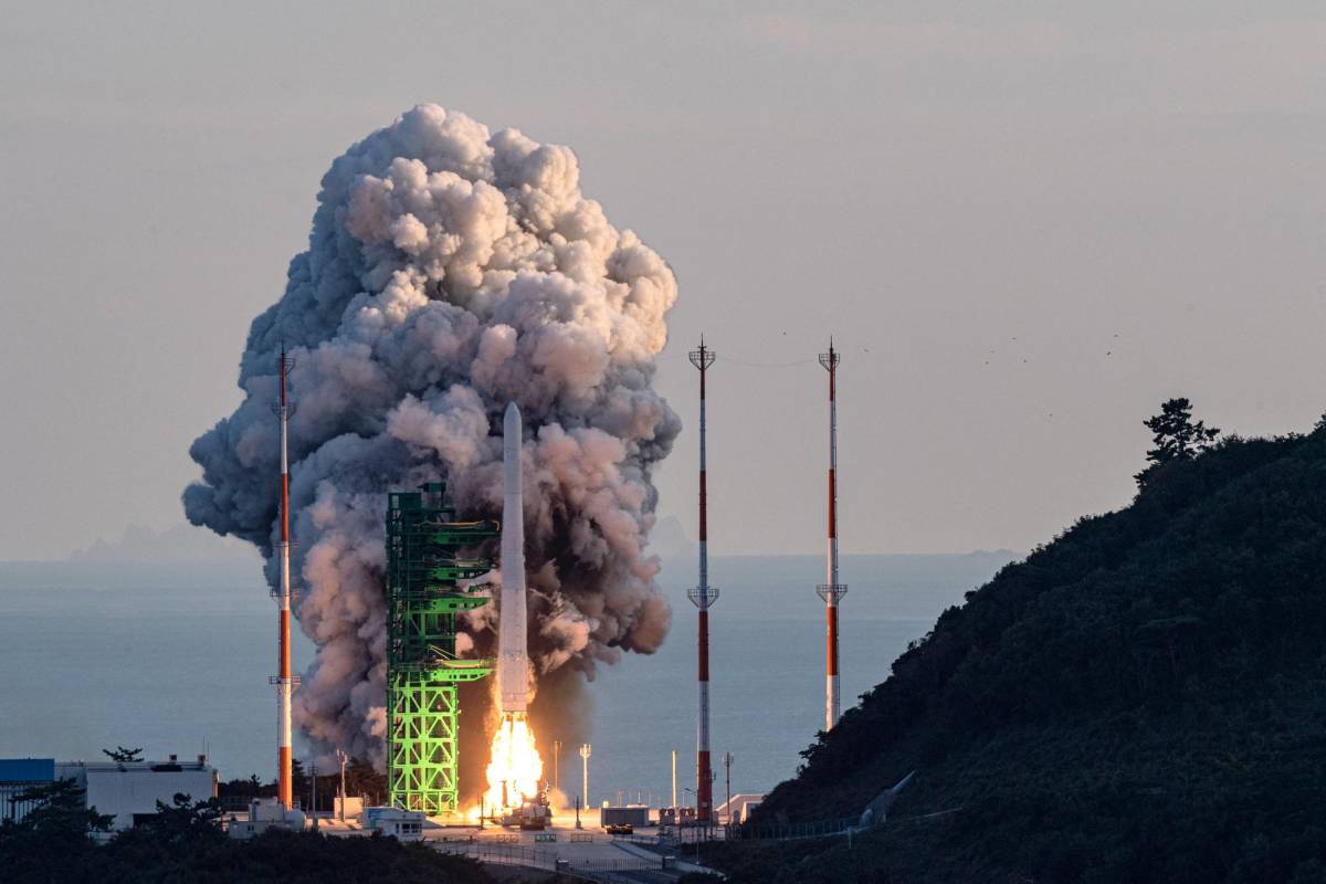 Corea del Sur lanza su primer cohete espacial pero su misión fracasa