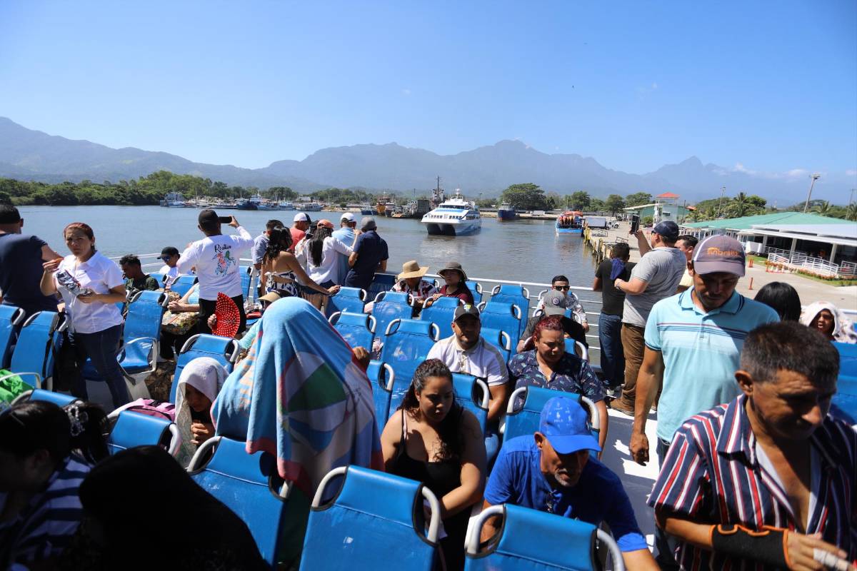 Roatán se mueve entre gigantescos cruceros, turismo de aventura y hermosas mujeres