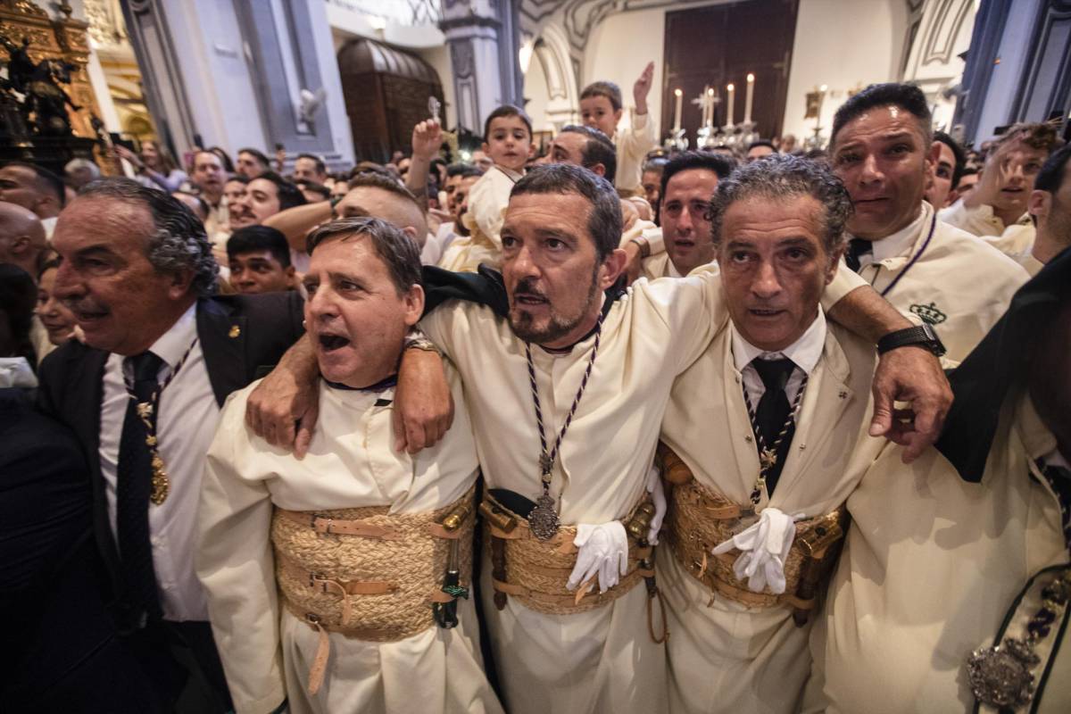 Antonio Banderas cumple con la tradición de Semana Santa en su Málaga natal