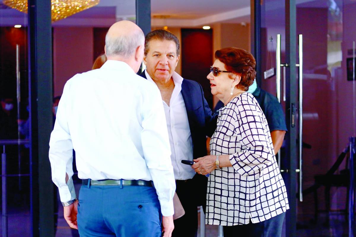 Muchas personas llegaron a la funeraria a despedir al empresario.