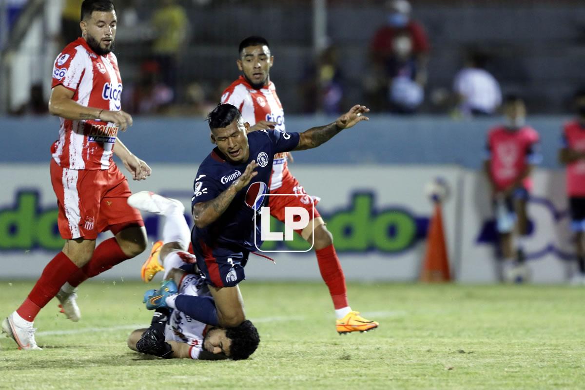 El momento del penal que le cometió Celio Valladares a Iván López.