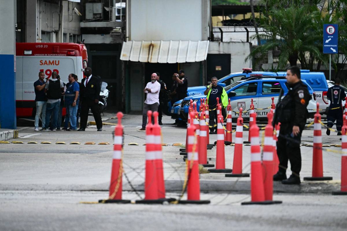 Un asaltante armado toma como rehenes a 15 pasajeros de un autobús en Río de Janeiro