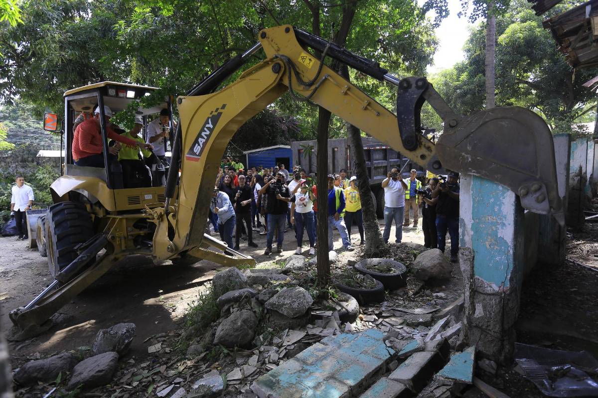 Shin Fujiyama y Roberto Contreras inician remodelación en escuela Dionisio de Hererra