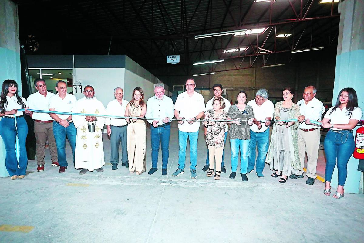 Empresarios, autoridades gubernamentales y municipales estuvieron presentes.
