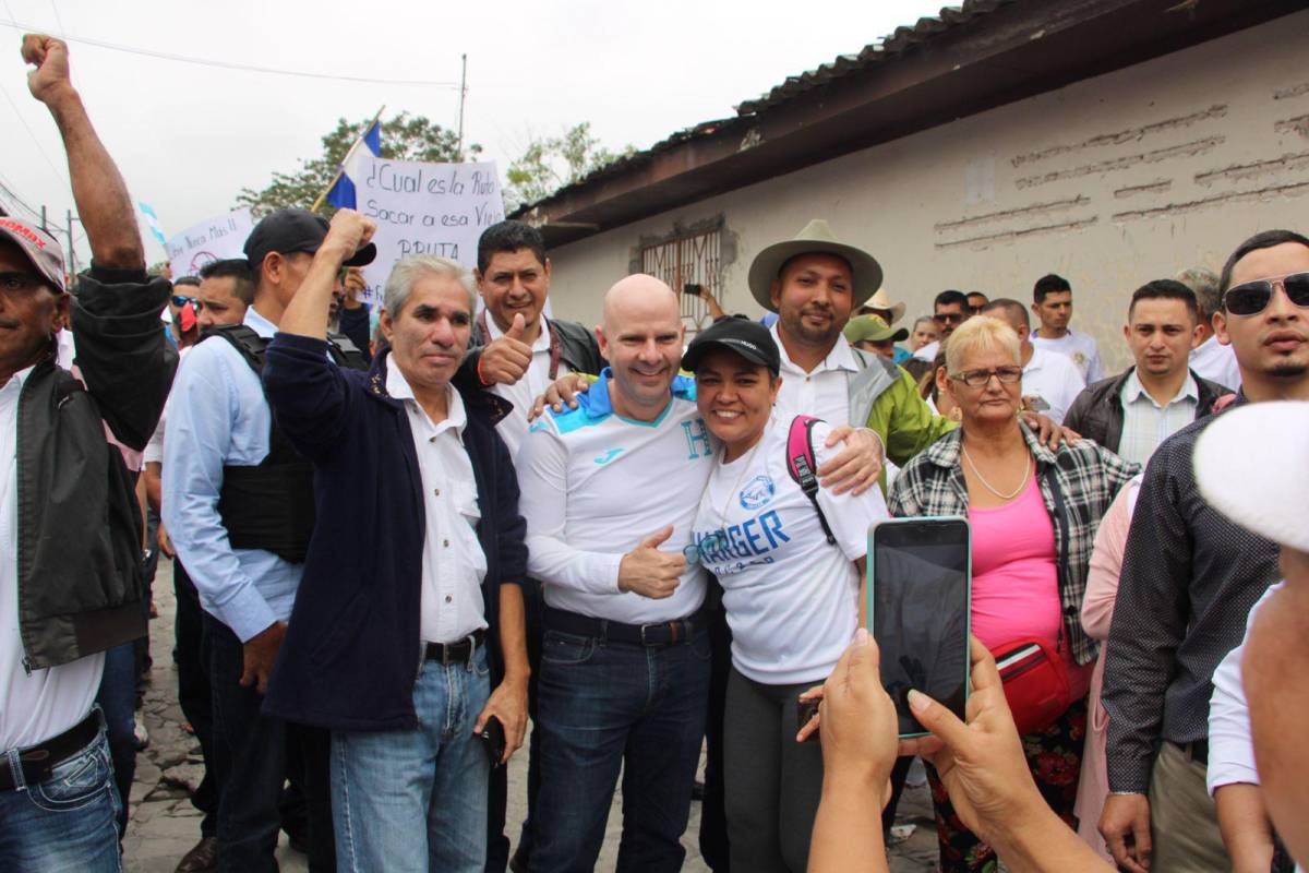 Pedro Barquero, exministro de la SDE, encabezó la manifestación del Bloque de Oposición en el occidente de Honduras.