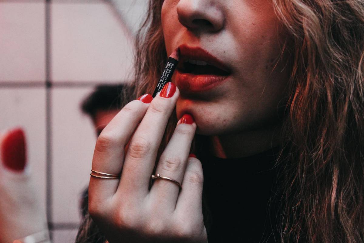 ¿Vanidad o baja autoestima?: razones por las que algunas mujeres no salen sin pintarse los labios