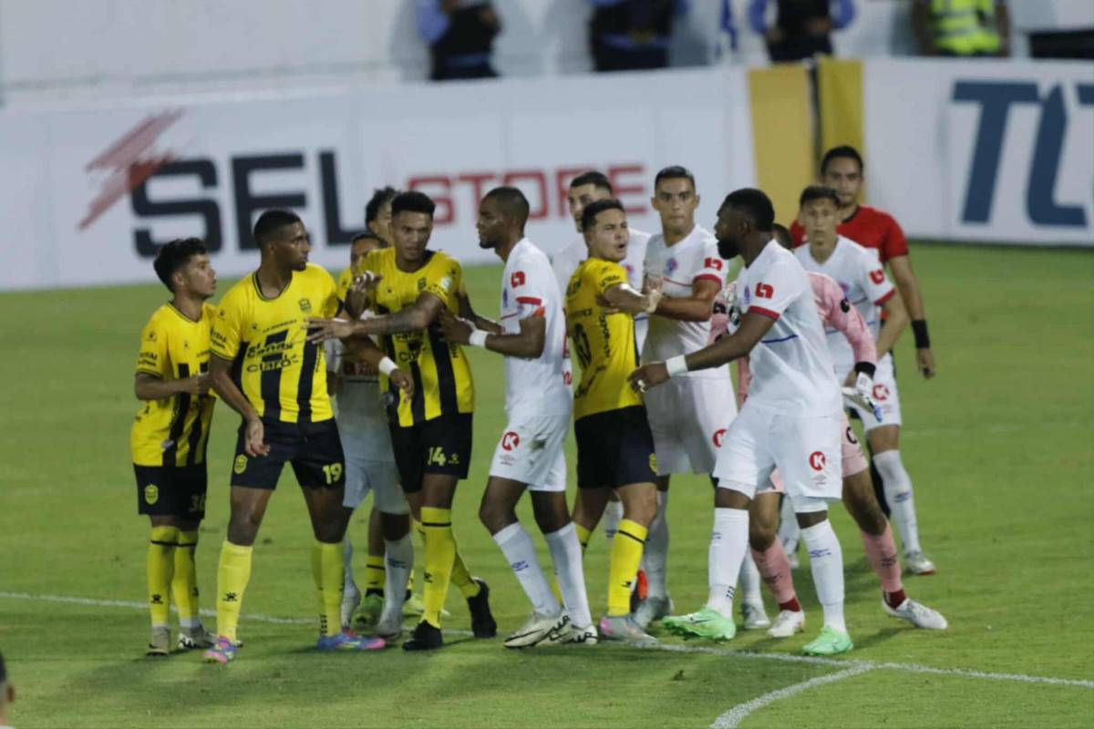 Peleas en el Real España-Olimpia, lo que pasó con Menjívar y brasileña sorprende