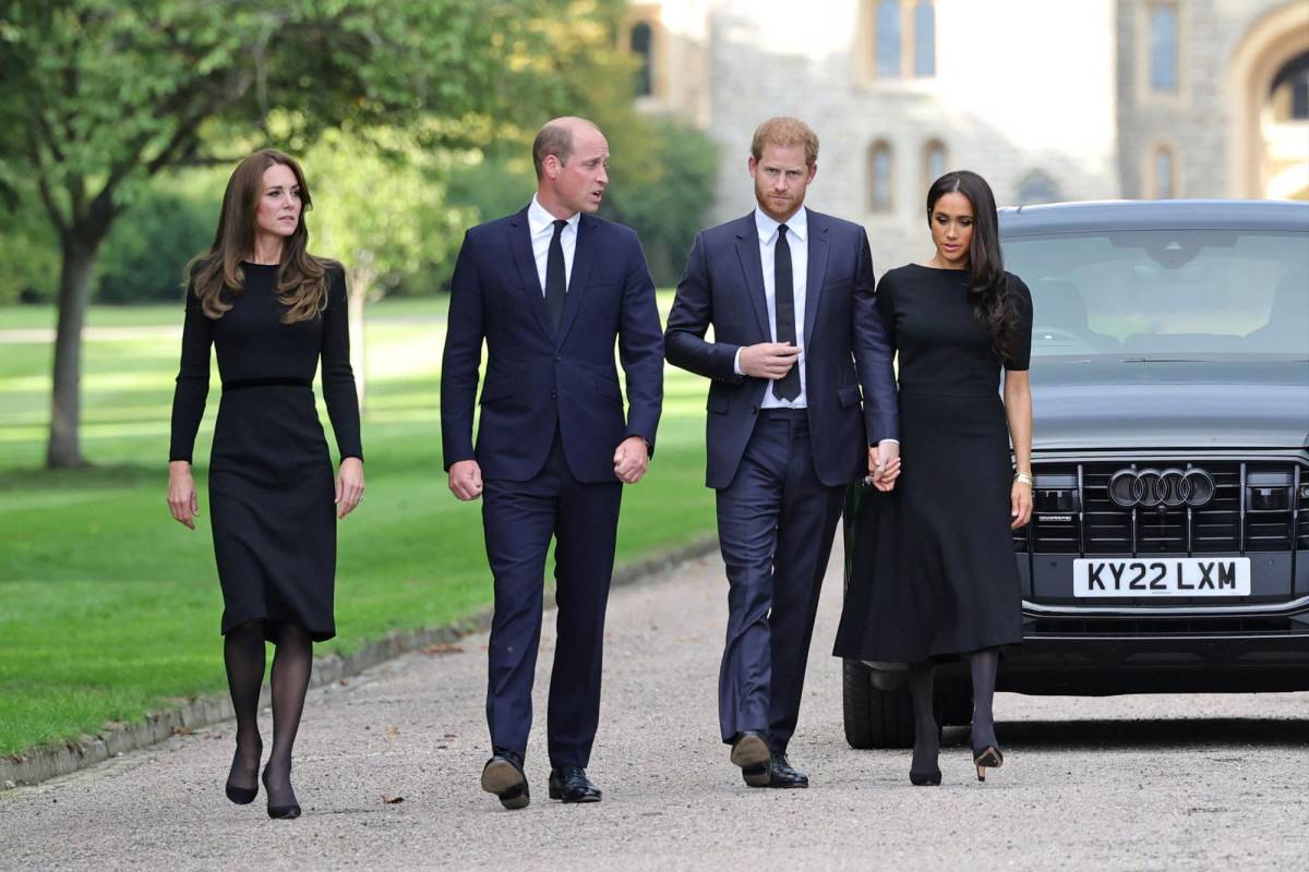 Los príncipes de Gales, William y Kate, invitaron a Harry y Meghan a saludar a los británicos reunidos en Windsor para despedir a la reina Isabel II.