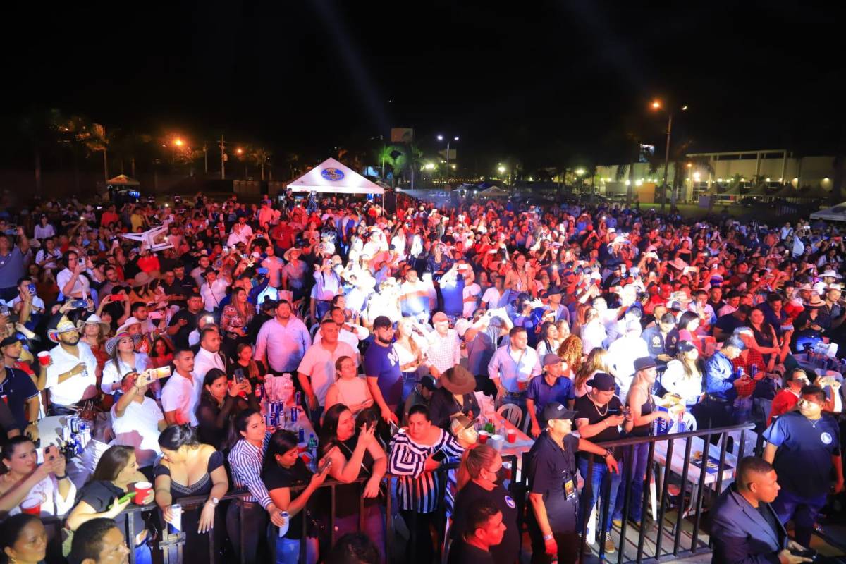 Los seguidores del cantante mexicano disfrutaron con él hasta las 2:00 AM.