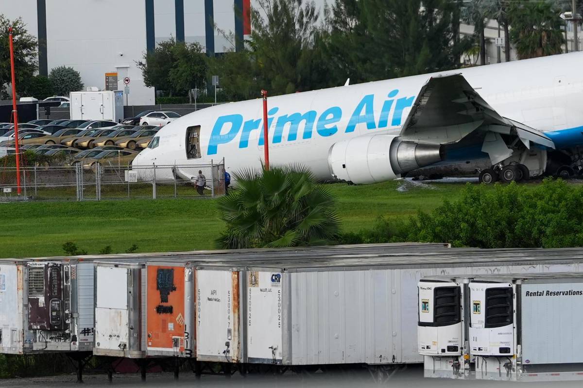 Así ocurrió el accidente del avión de Amazon que dejó 5 muertos al embestir vehículos en Miami