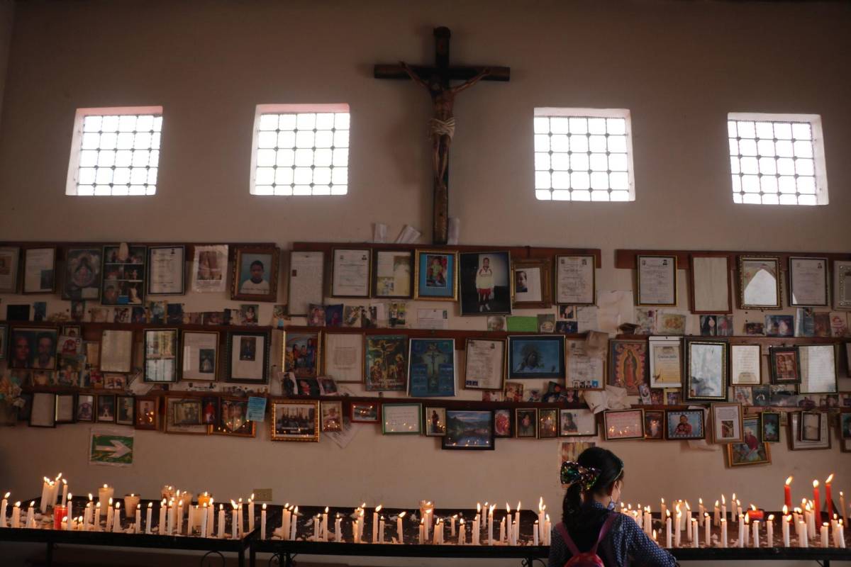 Miles de devotos cumplen promesas y peregrinan al Cristo Negro de Quezailica