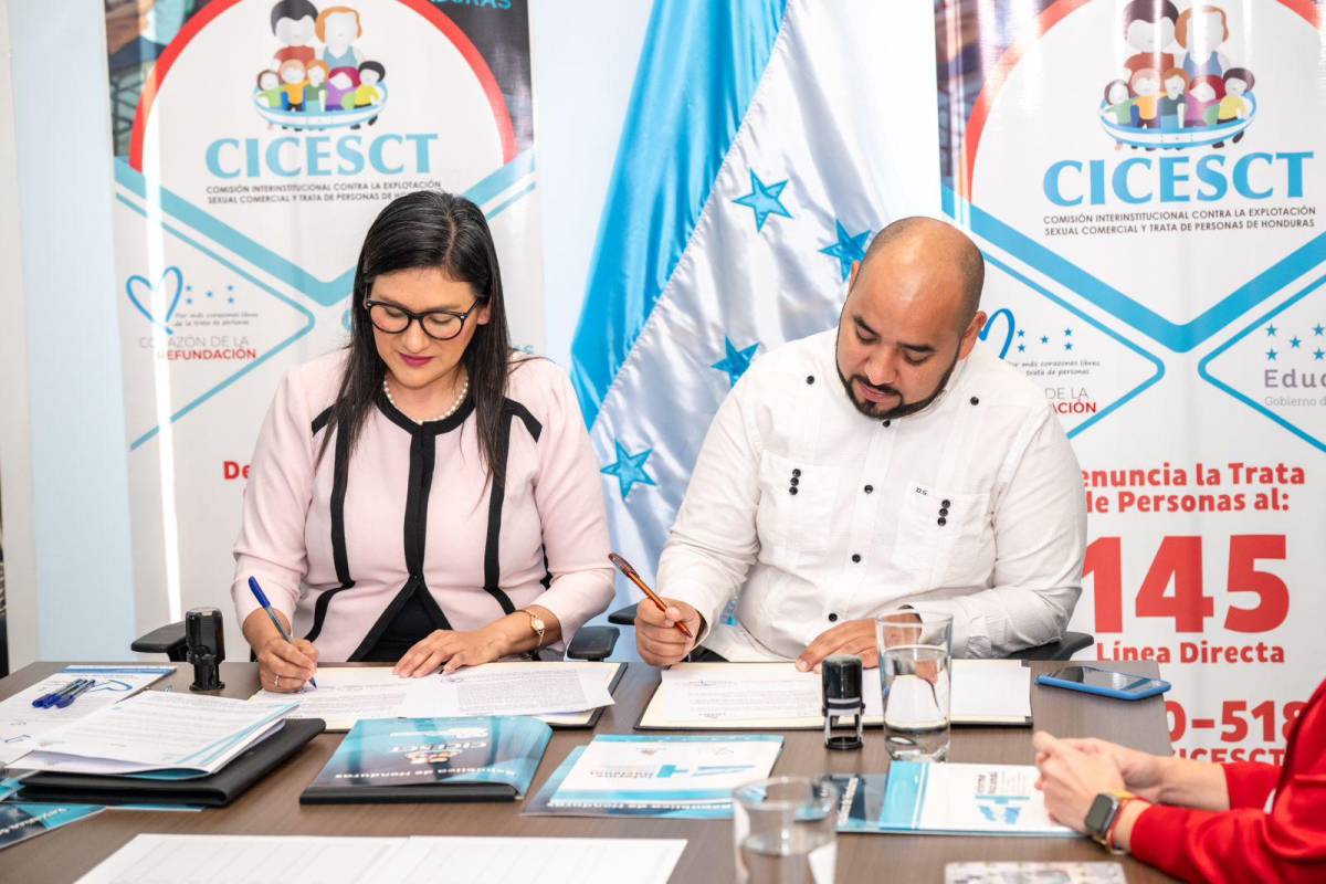 Directora ejecutiva de la CICESCT, Sua Martínez, el ministro de Educación, Daniel Sponda, firrman el convenio.