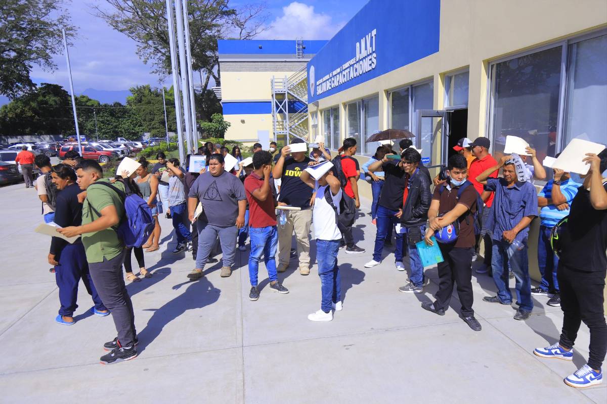 Ciudadanos esperan afuera del salón de capacitaciones para hacer el examen físico y práctico.