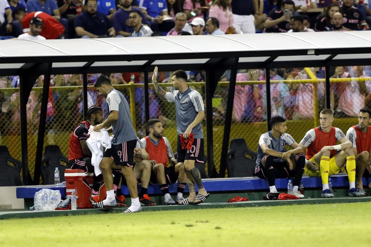 Messi saludando a los aficionados en el inicio del segundo tiempo. El argentino lució relajado en el banquillo.