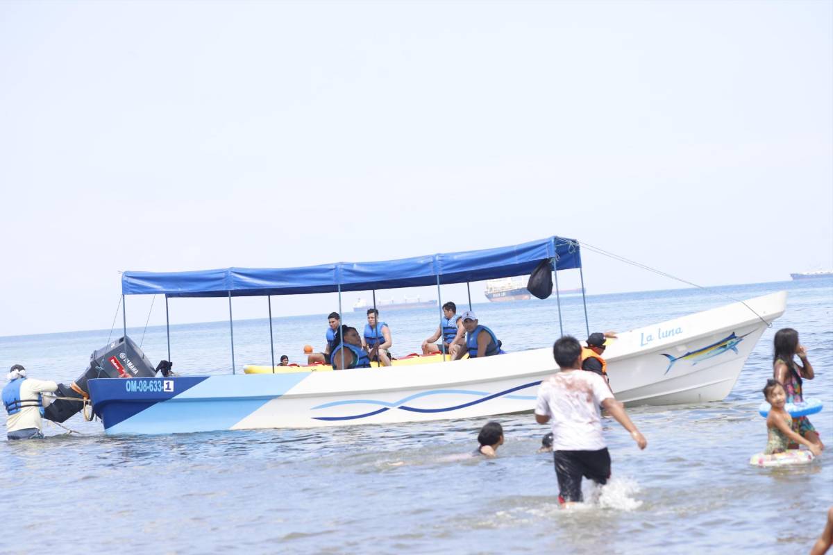 Cientos de hondureños disfrutan del Sol y la arena en las playas de Puerto Cortés