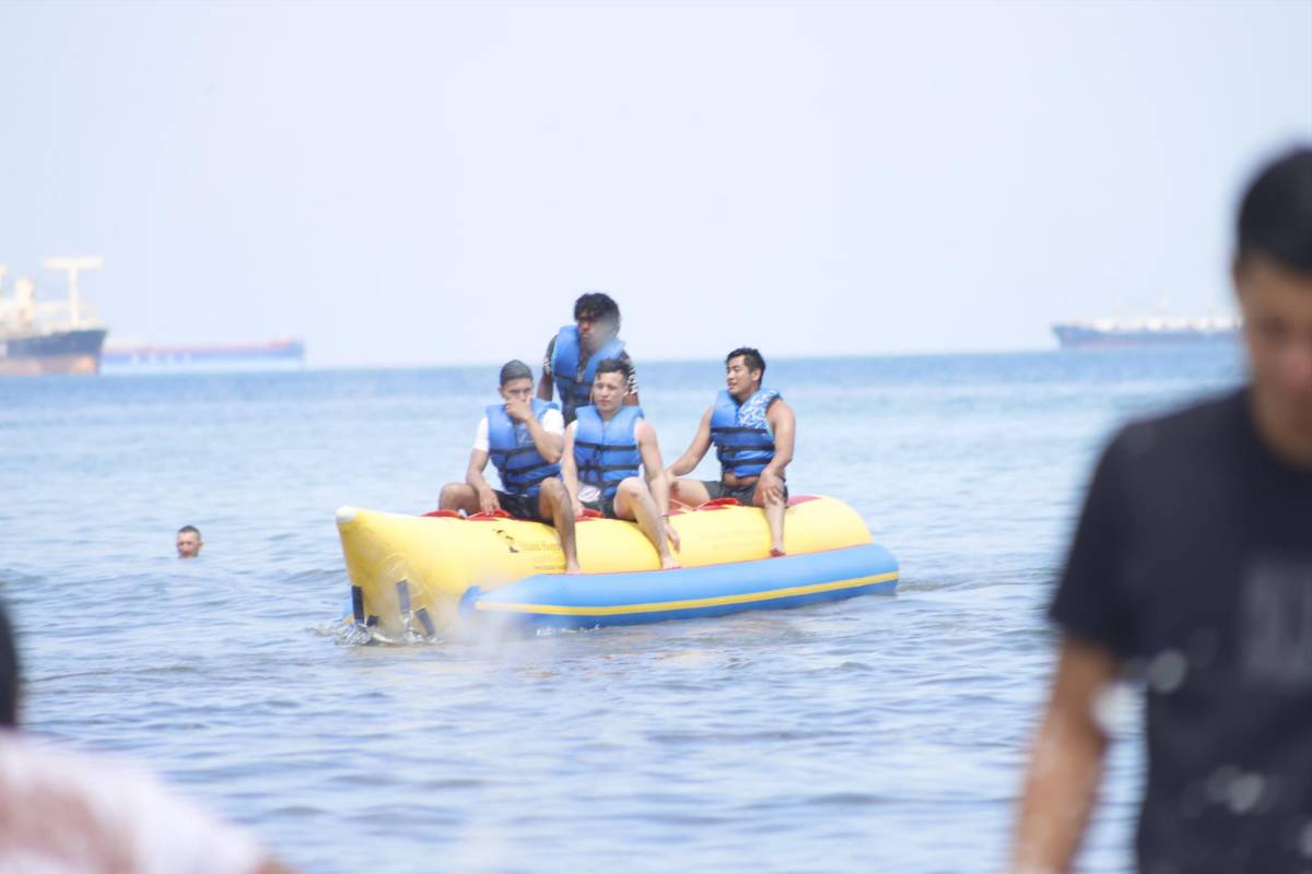 Cientos de hondureños disfrutan del Sol y la arena en las playas de Puerto Cortés