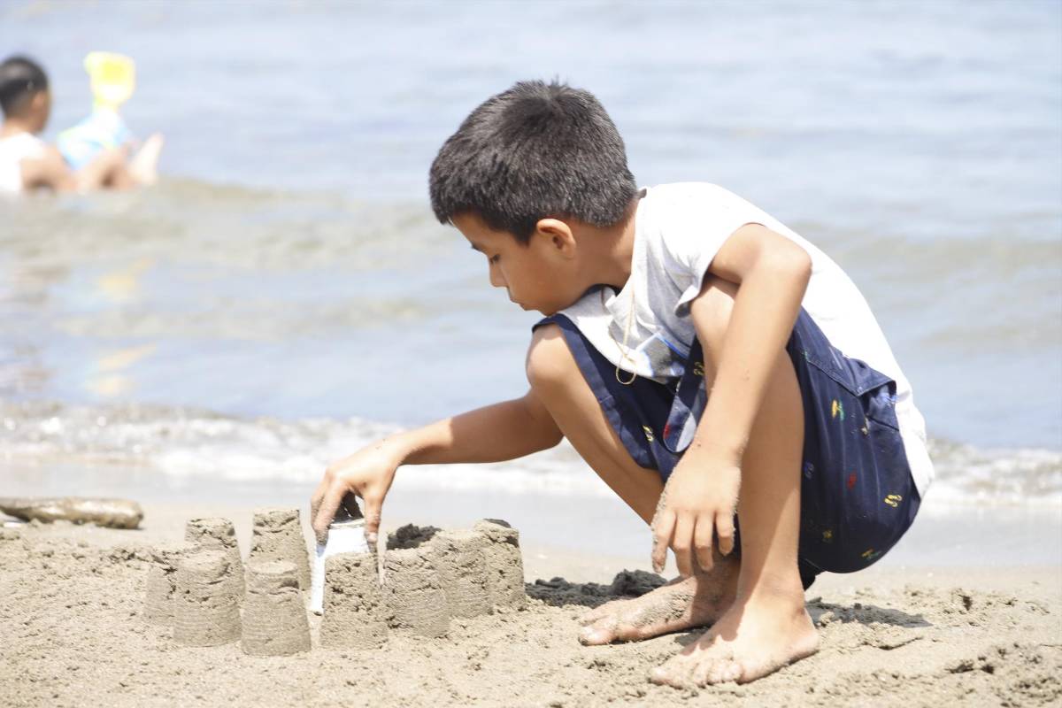 Cientos de hondureños disfrutan del Sol y la arena en las playas de Puerto Cortés