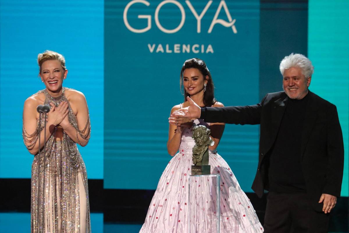 Cate Blanchett junto a la actriz Penélope Cruz y el director Pedro Almodovar.
