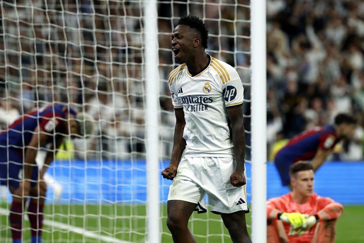 Vinicius celebrando el gol de Lucas Vázquez que significó el 2-2, tras una asistencia suya.