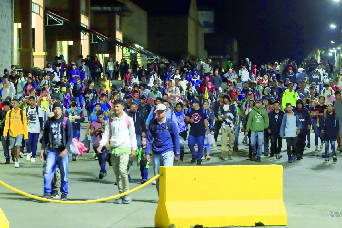 Inseguridad jurídica y desempleo incentivan caravanas migratorias