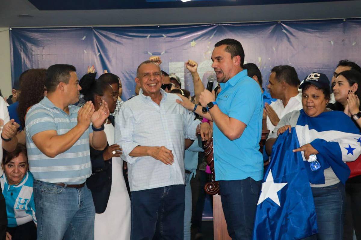 Pepe Lobo también estuvo presente al momento de hacer el pronunciamiento público.