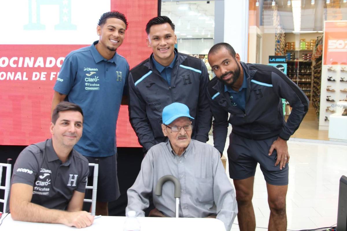 Show de Ruiz en firma de autógrafos, los seleccionados presentes y regalo