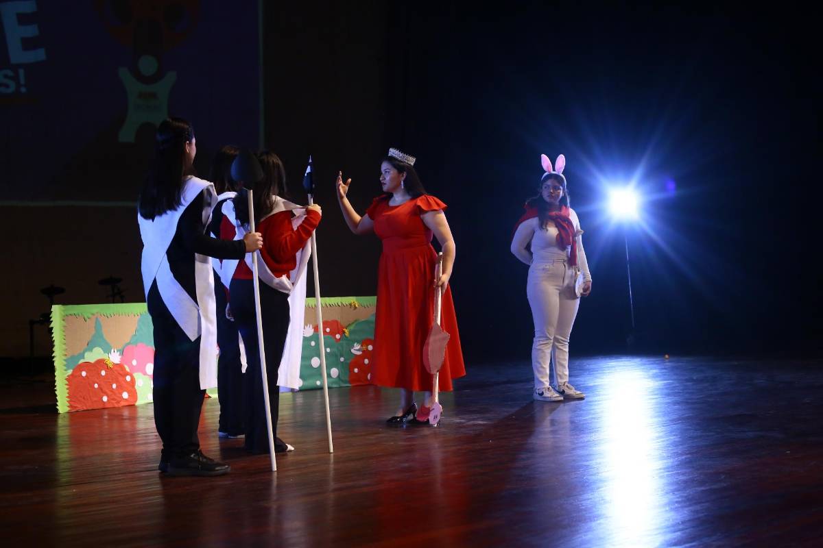 Los alumnos también demostraron su talento en la actuación con algunas puestas en escena como esta de “Alicia en el país de las maravillas”.