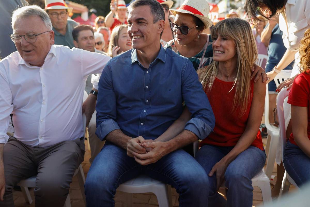 Pedro Sánchez (c), junto a su mujer, Begoña Gómez (d), durante un acto electoral de los socialistas en Málaga.