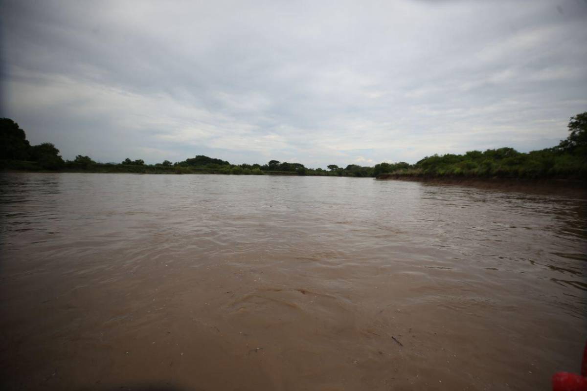 Miles de familias incomunicadas por lluvias del huracán Erick categoría 3