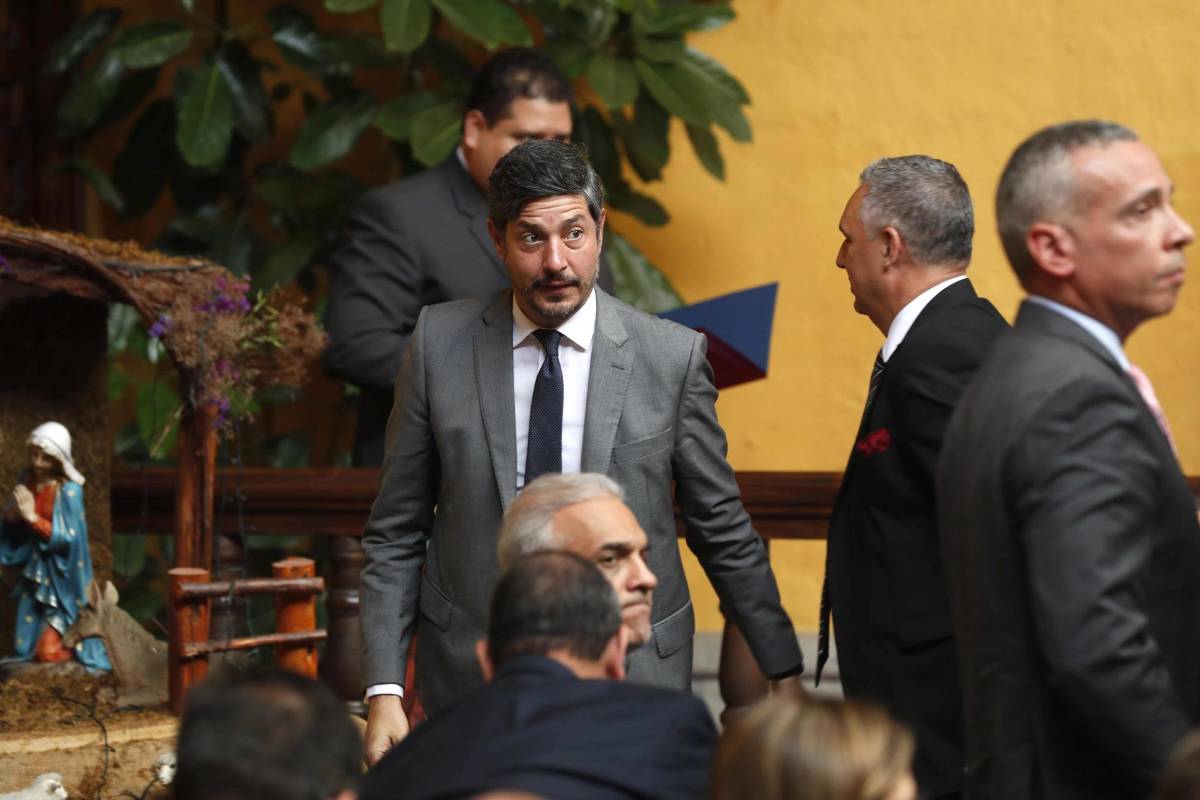 México da asilo a familia de Castillo y Perú expulsa embajador