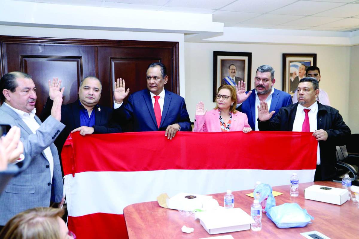 Con diputados suplentes ratificaron a Mario Segura como jefe de bancada del PL