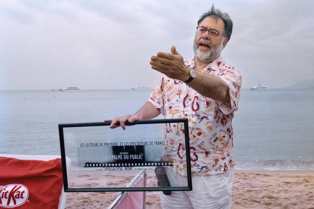 (ARCHIVOS) El director estadounidense Francis Ford Coppola hace un gesto después de recibir el premio Public Palm por Apocalypse Now el 12 de mayo de 1997 en Cannes, sur de Francia, durante el 50º Festival de Cine de Cannes.