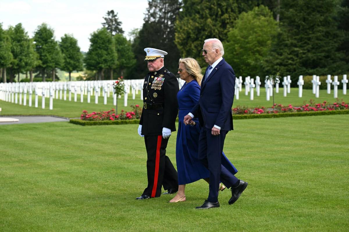 Biden se despide de Francia tras 5 días con una visita al cementerio de soldados de EEUU