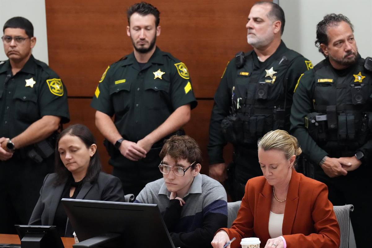 Fiscalía pide investigar una presunta amenaza a un jurado del caso del asesino de Parkland