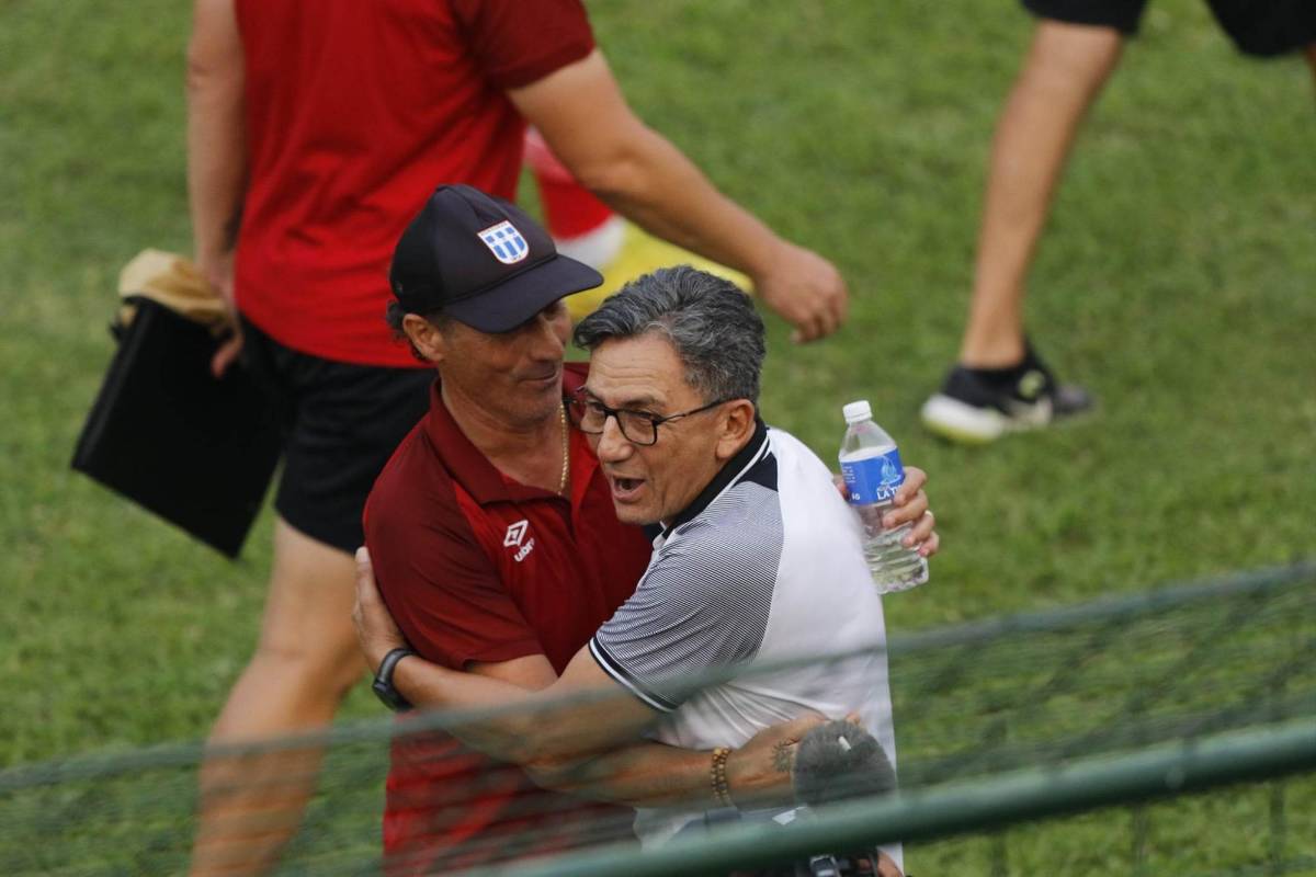 Pedro Troglio y Salomón Nazar se dieron un abrazo.